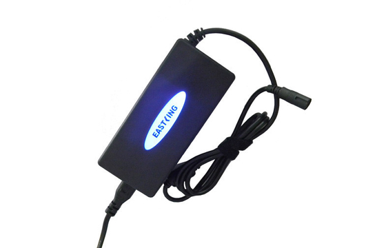 المملكة المتحدة / الولايات المتحدة 90W المحمول العالمي محول الطاقة التلقائي 5V 2.1A USB مع الصمام