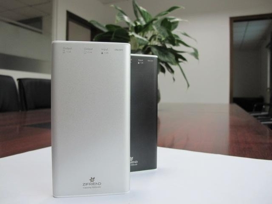 أسود أبيض 5V المحمول التيار الكهربائي / 7000MAH المحمولة بنك الطاقة